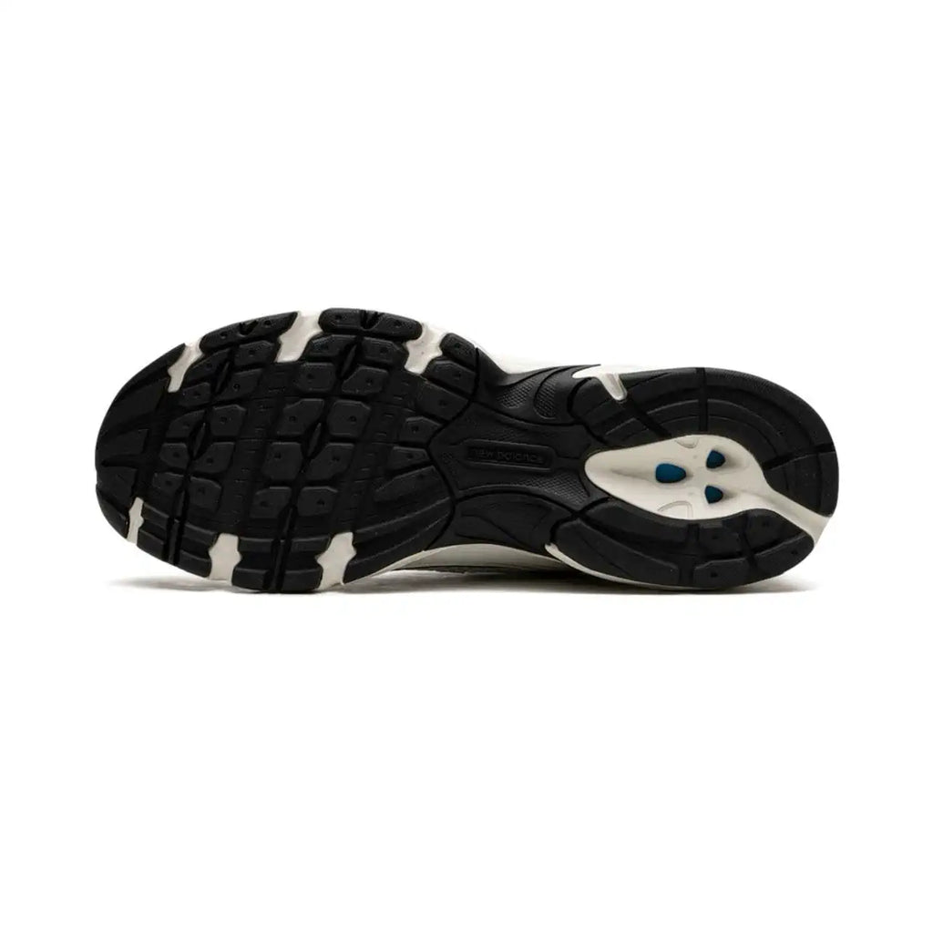 530 "WHITE / GOLD / BLACK"